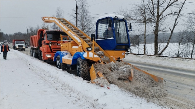 На уборку кинешемских улиц от снега вышел новый лаповый погрузчик